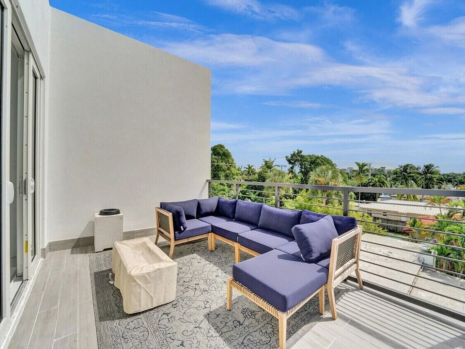 En Venta: $1,399,000 (4 camas, 3 baños, 2405 Pies cuadrados)