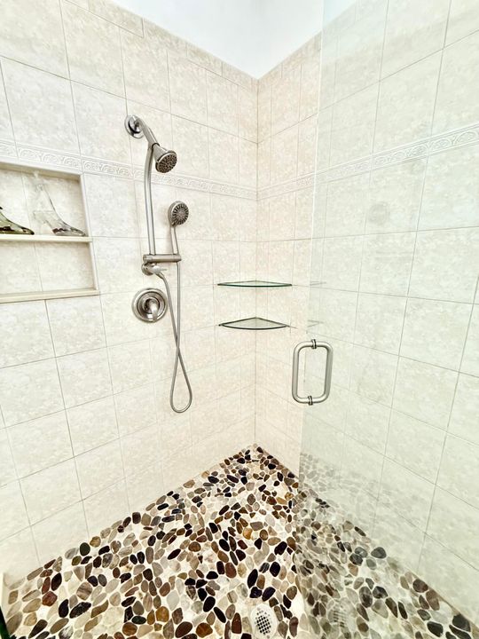 Под контрактом: $384,000 (3 спален, 2 ванн, 1668 Квадратных фут)