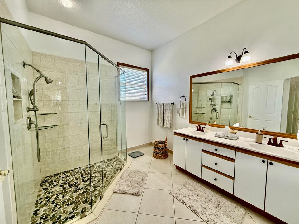 Под контрактом: $384,000 (3 спален, 2 ванн, 1668 Квадратных фут)