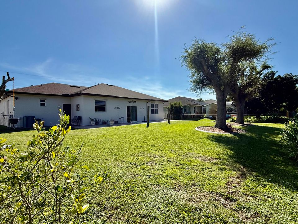 Под контрактом: $384,000 (3 спален, 2 ванн, 1668 Квадратных фут)