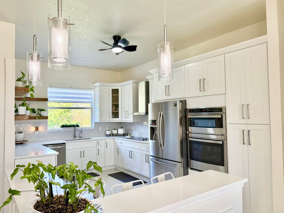 Под контрактом: $384,000 (3 спален, 2 ванн, 1668 Квадратных фут)