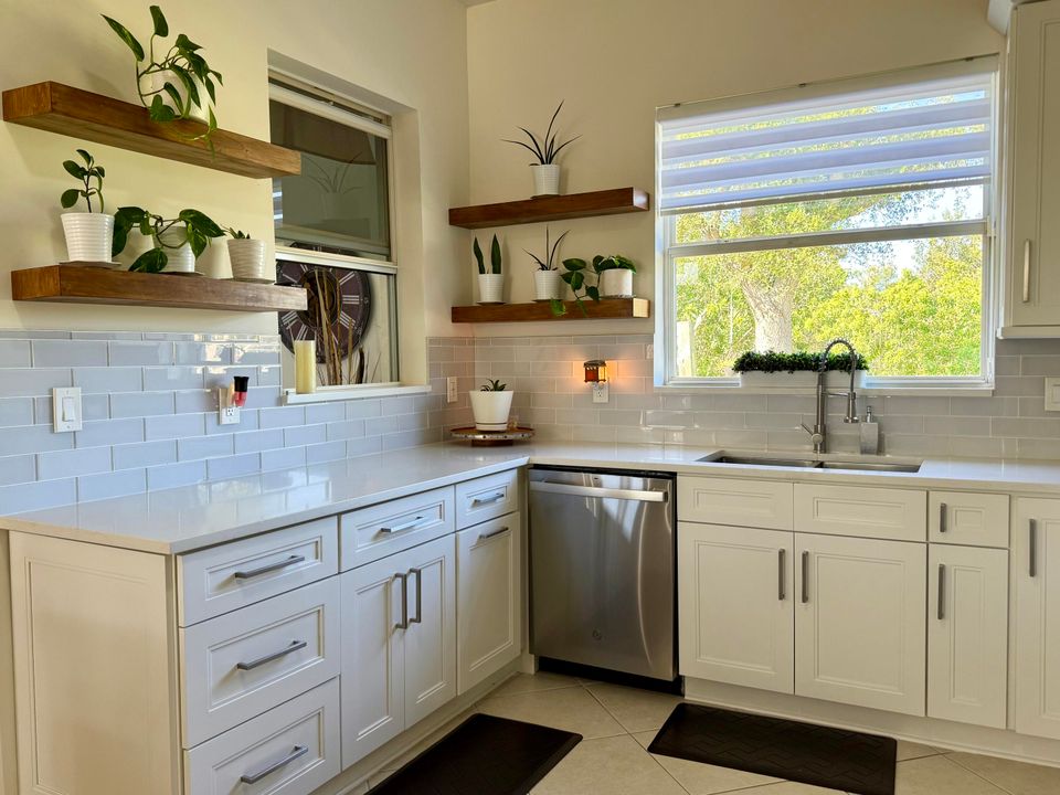 Под контрактом: $384,000 (3 спален, 2 ванн, 1668 Квадратных фут)