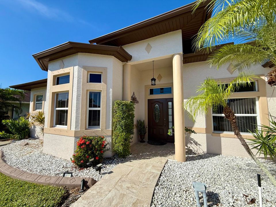 Под контрактом: $384,000 (3 спален, 2 ванн, 1668 Квадратных фут)