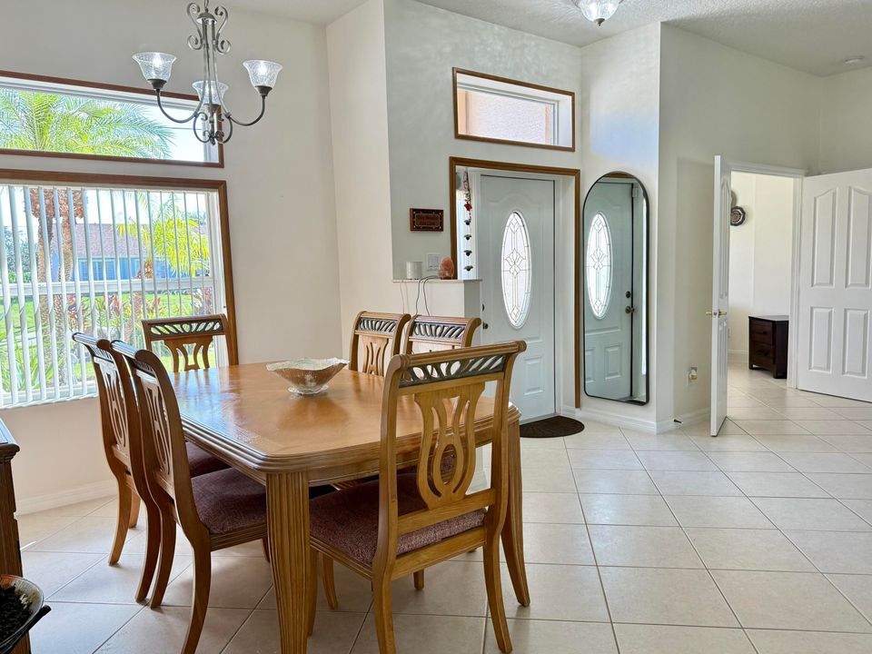 Под контрактом: $384,000 (3 спален, 2 ванн, 1668 Квадратных фут)