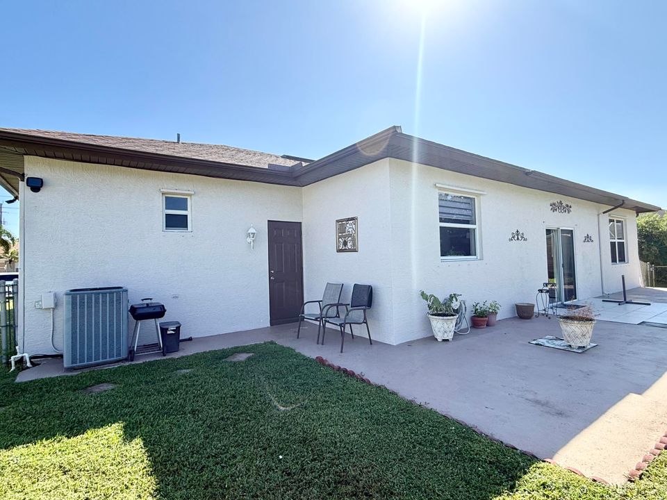 Под контрактом: $384,000 (3 спален, 2 ванн, 1668 Квадратных фут)