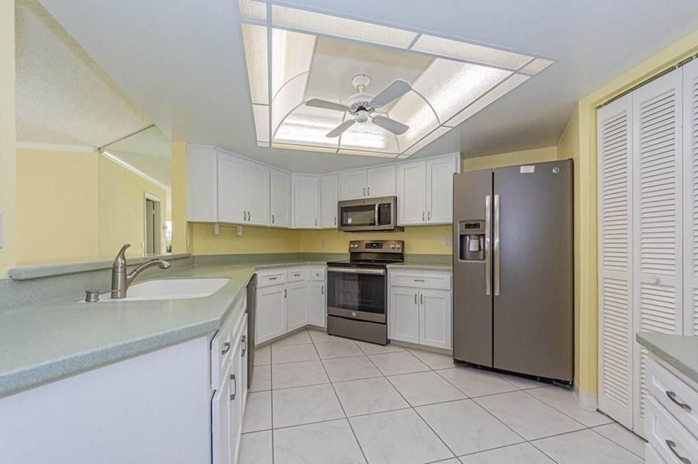 For Rent: $3,400 (2 beds, 2 baths, 1900 Square Feet)