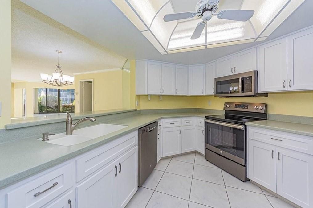 For Rent: $3,400 (2 beds, 2 baths, 1900 Square Feet)