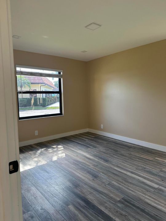 For Rent: $2,200 (2 beds, 2 baths, 735 Square Feet)