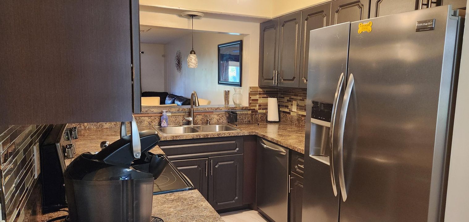 待售: $183,900 (2 贝兹, 2 浴室, 1360 平方英尺)