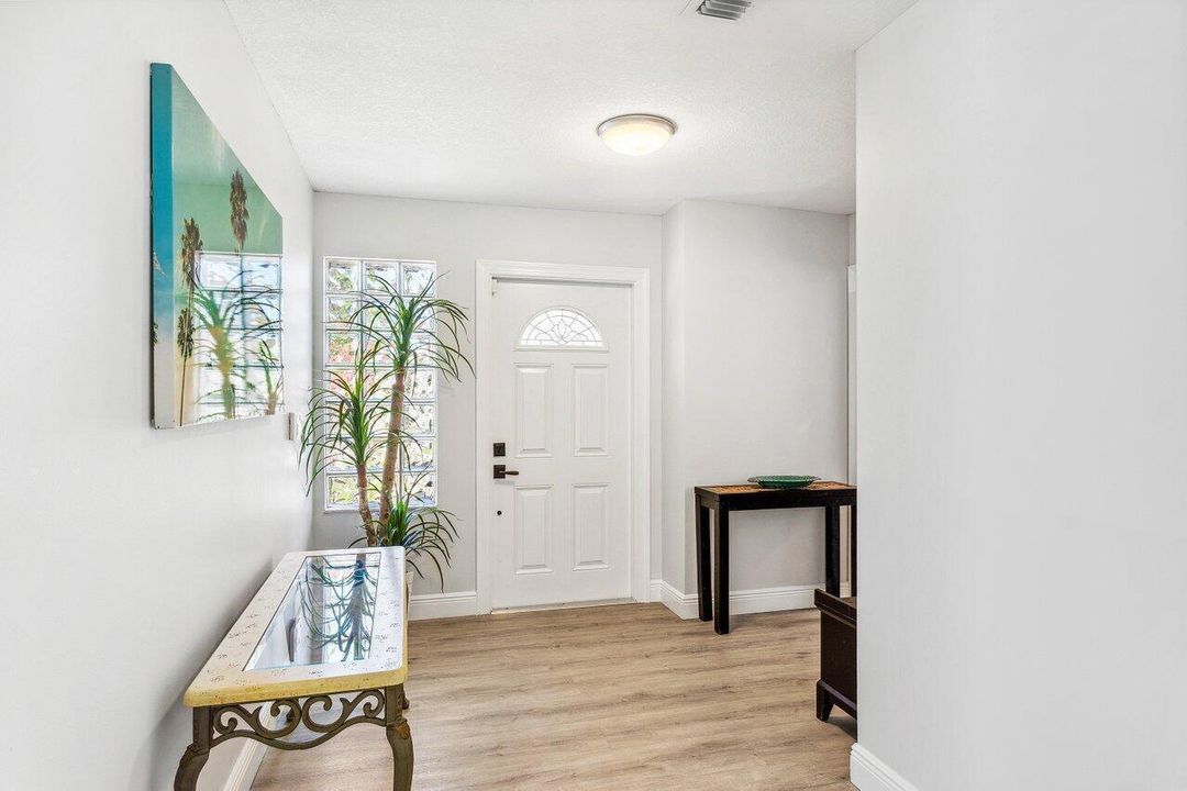 合同活跃: $4,000 (3 贝兹, 2 浴室, 1695 平方英尺)