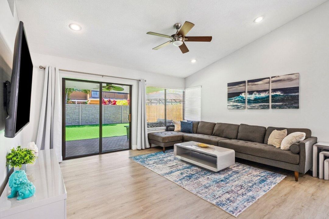 合同活跃: $4,000 (3 贝兹, 2 浴室, 1695 平方英尺)