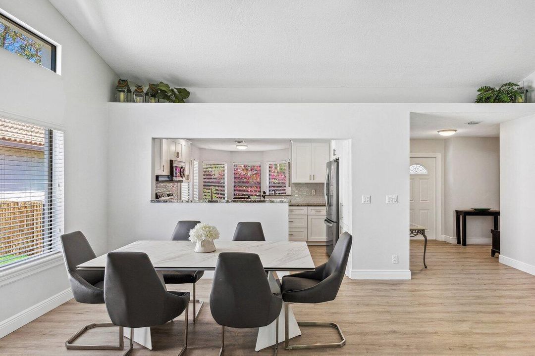 合同活跃: $4,000 (3 贝兹, 2 浴室, 1695 平方英尺)