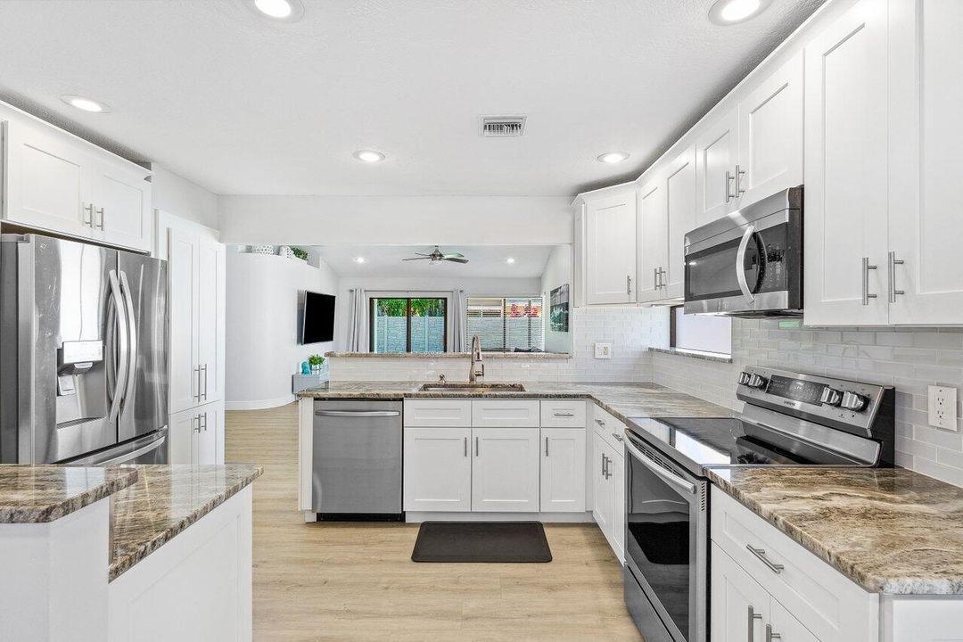 合同活跃: $4,000 (3 贝兹, 2 浴室, 1695 平方英尺)