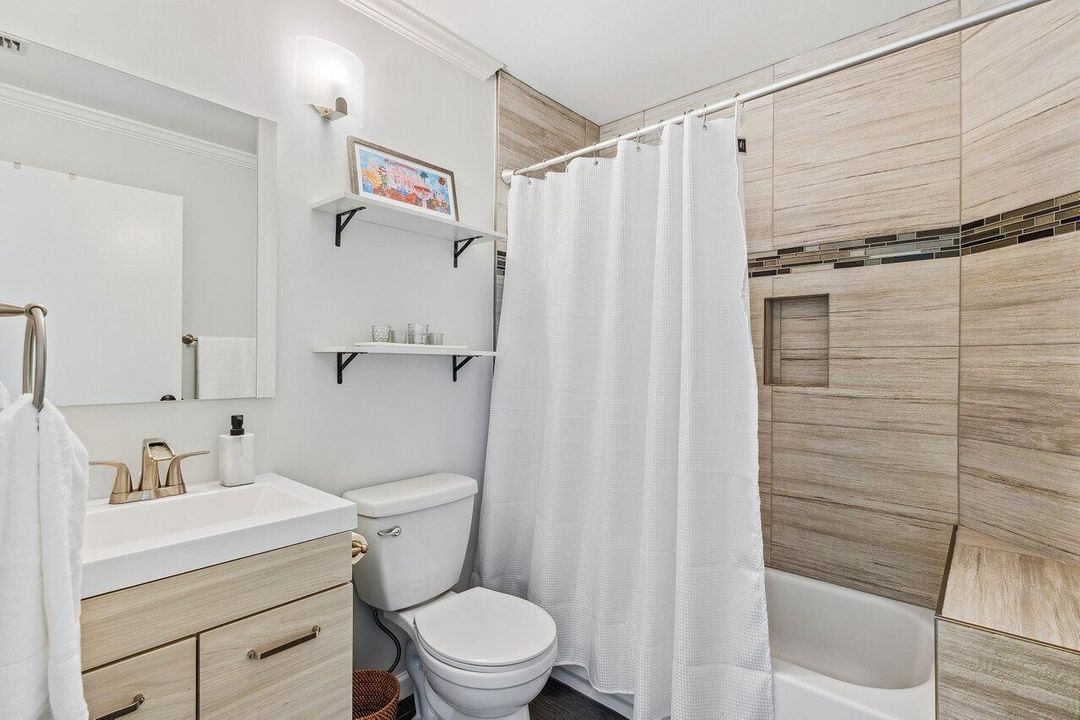 合同活跃: $4,000 (3 贝兹, 2 浴室, 1695 平方英尺)