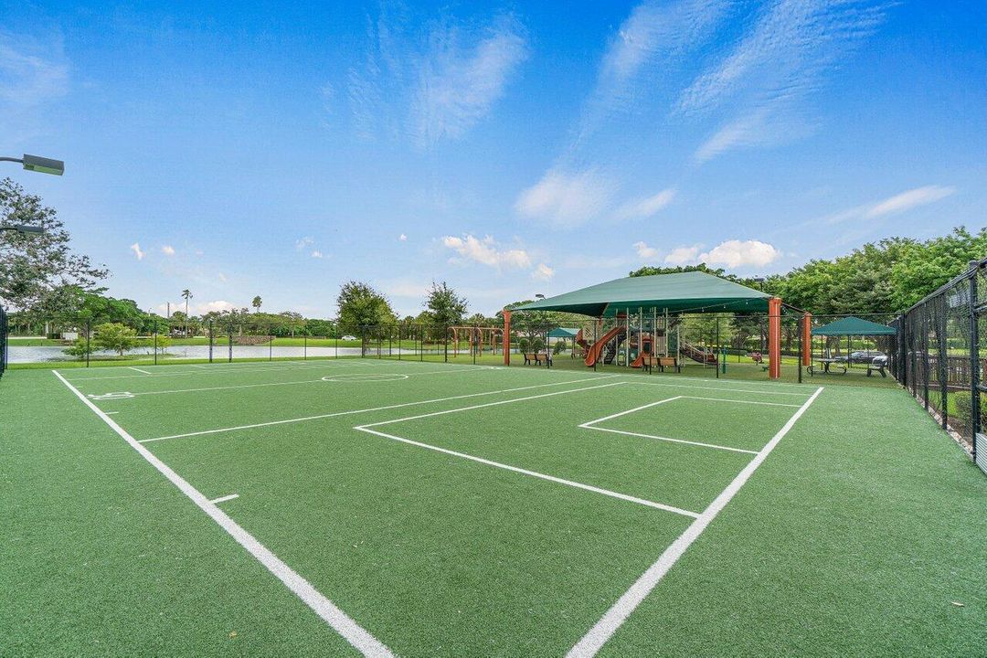 合同活跃: $4,000 (3 贝兹, 2 浴室, 1695 平方英尺)