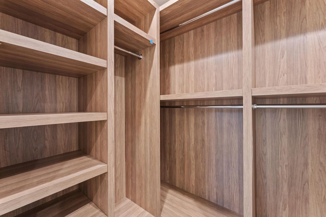 出租: $25,000 (4 贝兹, 5 浴室, 4617 平方英尺)