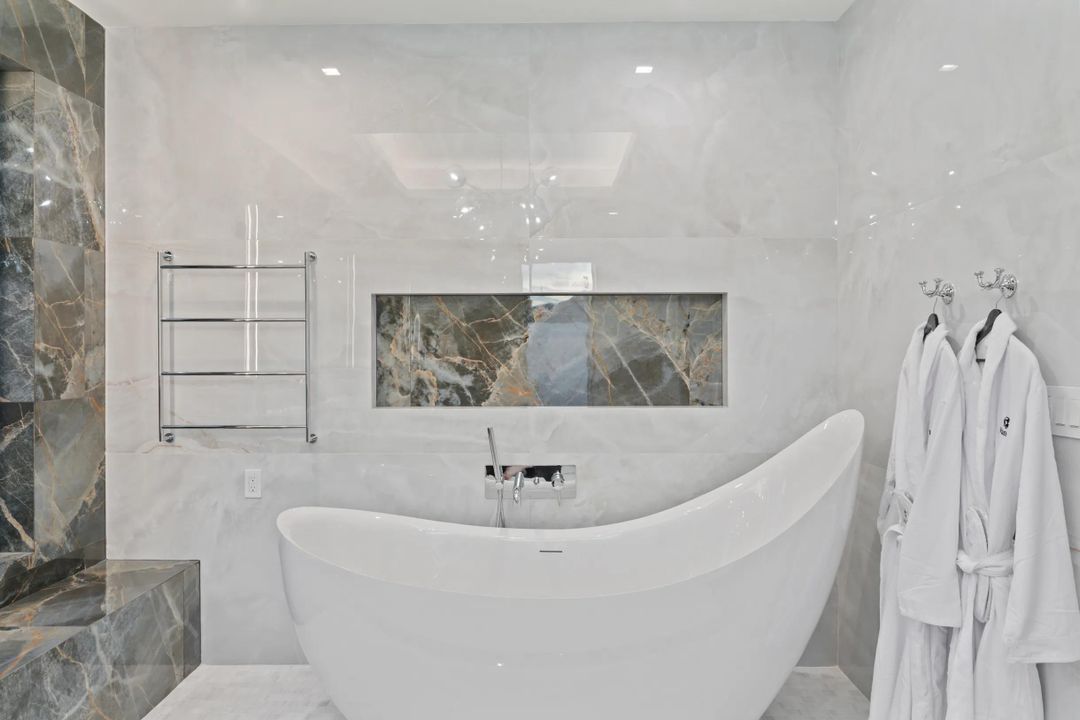 出租: $25,000 (4 贝兹, 5 浴室, 4617 平方英尺)