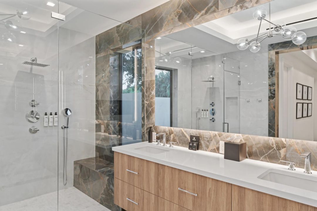 出租: $25,000 (4 贝兹, 5 浴室, 4617 平方英尺)