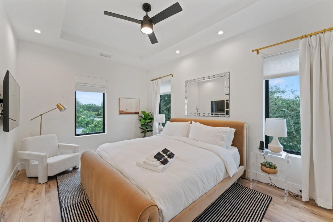 出租: $25,000 (4 贝兹, 5 浴室, 4617 平方英尺)