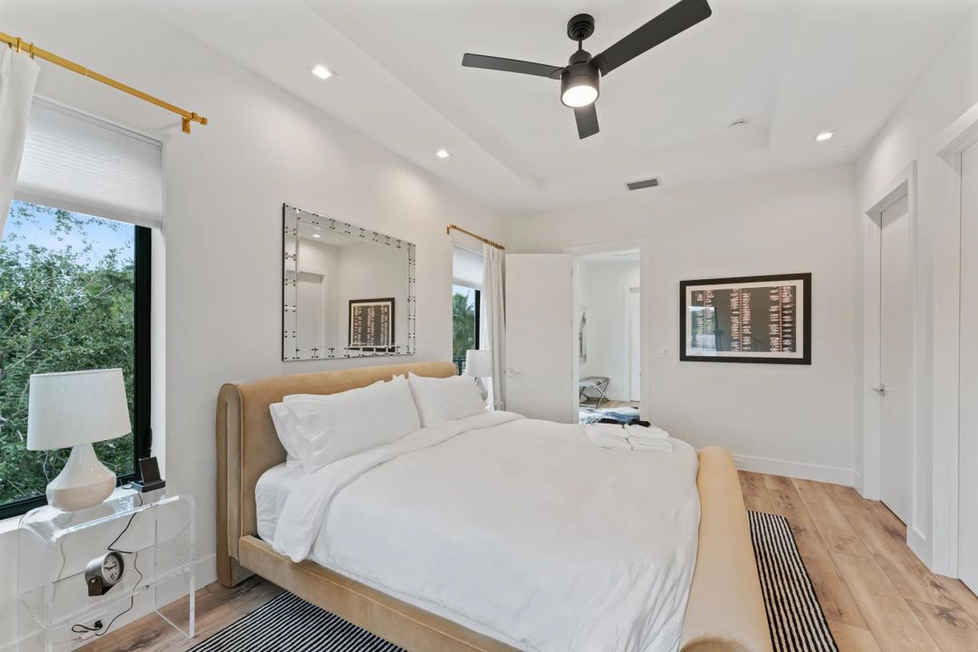 出租: $25,000 (4 贝兹, 5 浴室, 4617 平方英尺)