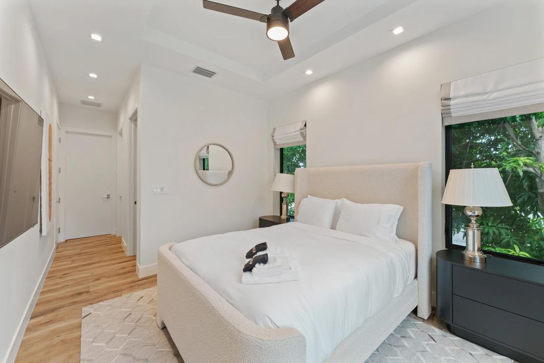 出租: $25,000 (4 贝兹, 5 浴室, 4617 平方英尺)