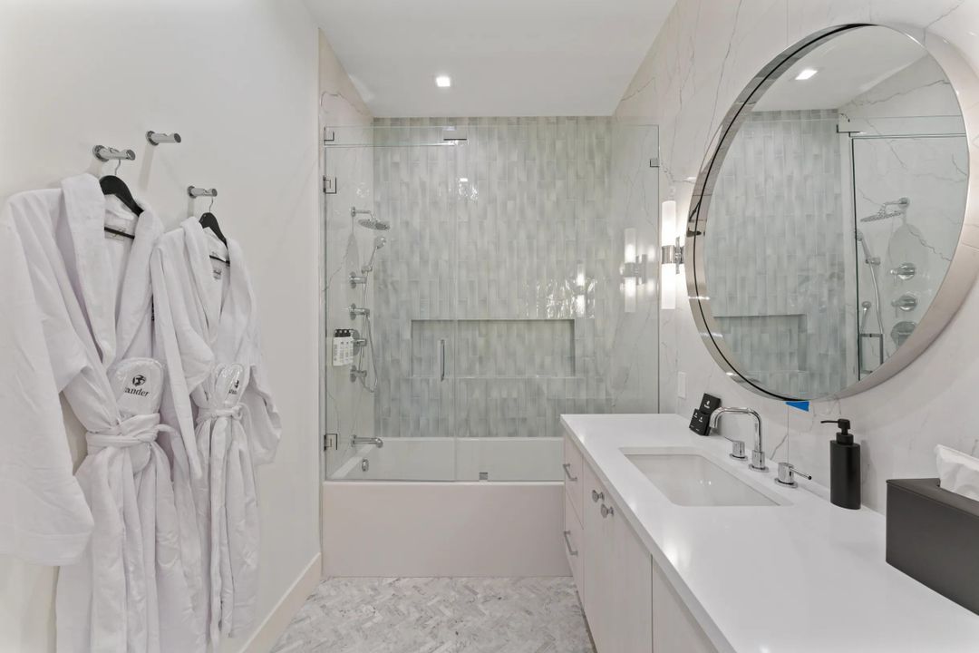 出租: $25,000 (4 贝兹, 5 浴室, 4617 平方英尺)