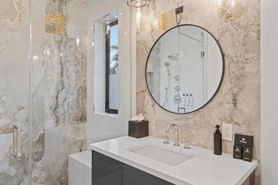 出租: $25,000 (4 贝兹, 5 浴室, 4617 平方英尺)