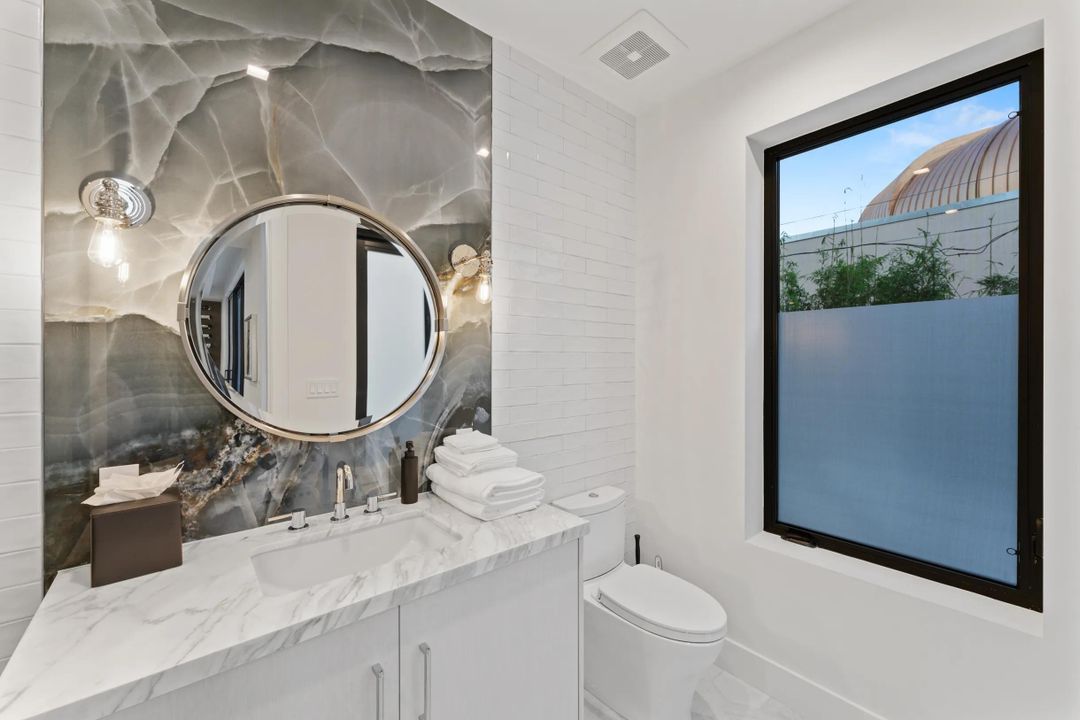 出租: $25,000 (4 贝兹, 5 浴室, 4617 平方英尺)