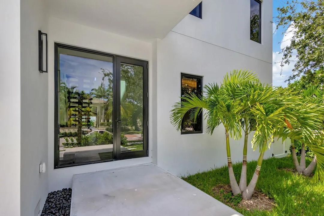 出租: $25,000 (4 贝兹, 5 浴室, 4617 平方英尺)