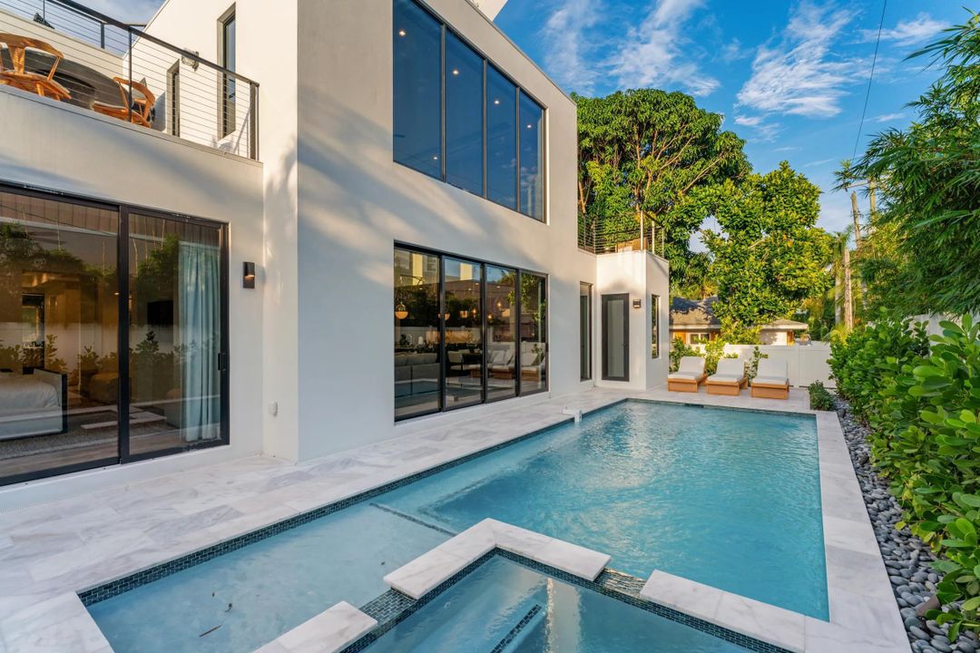 出租: $25,000 (4 贝兹, 5 浴室, 4617 平方英尺)