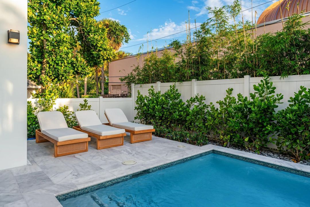 出租: $25,000 (4 贝兹, 5 浴室, 4617 平方英尺)