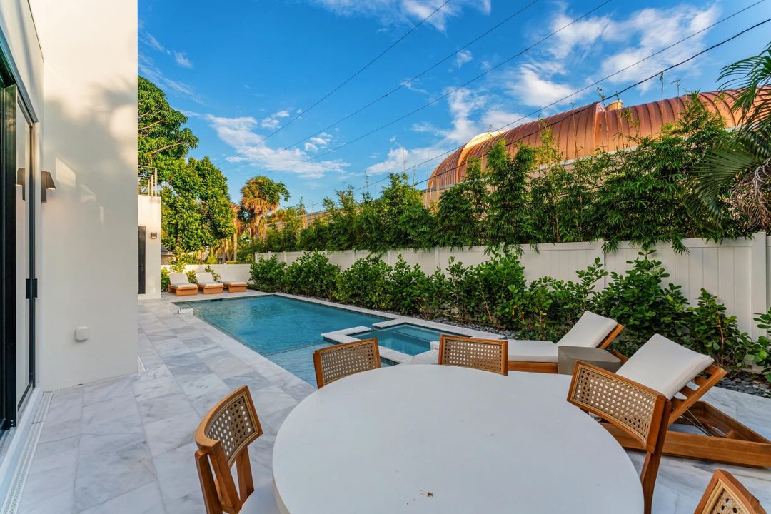 出租: $25,000 (4 贝兹, 5 浴室, 4617 平方英尺)