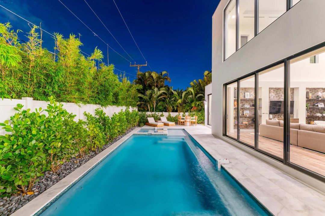 出租: $25,000 (4 贝兹, 5 浴室, 4617 平方英尺)