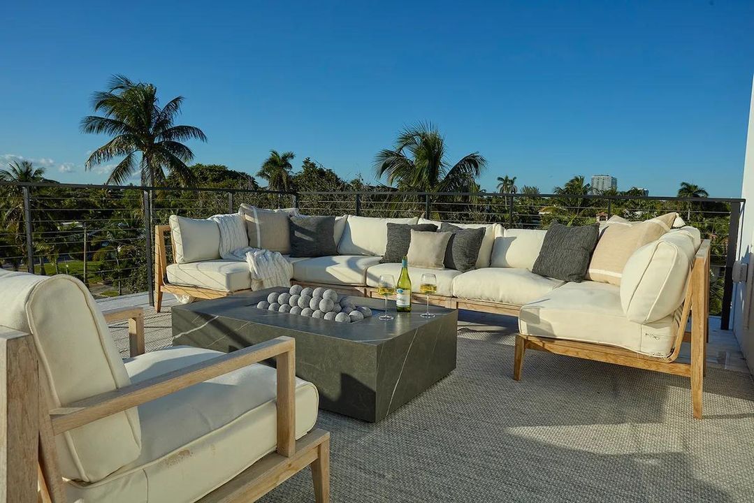 出租: $25,000 (4 贝兹, 5 浴室, 4617 平方英尺)