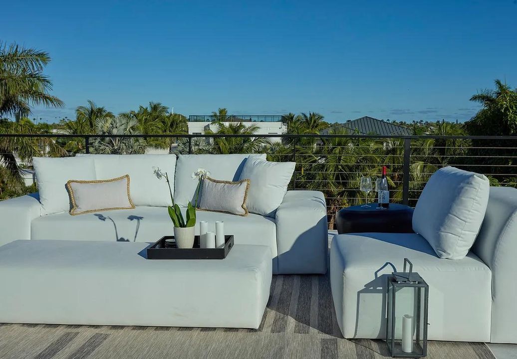 出租: $25,000 (4 贝兹, 5 浴室, 4617 平方英尺)