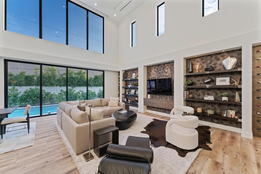 出租: $25,000 (4 贝兹, 5 浴室, 4617 平方英尺)