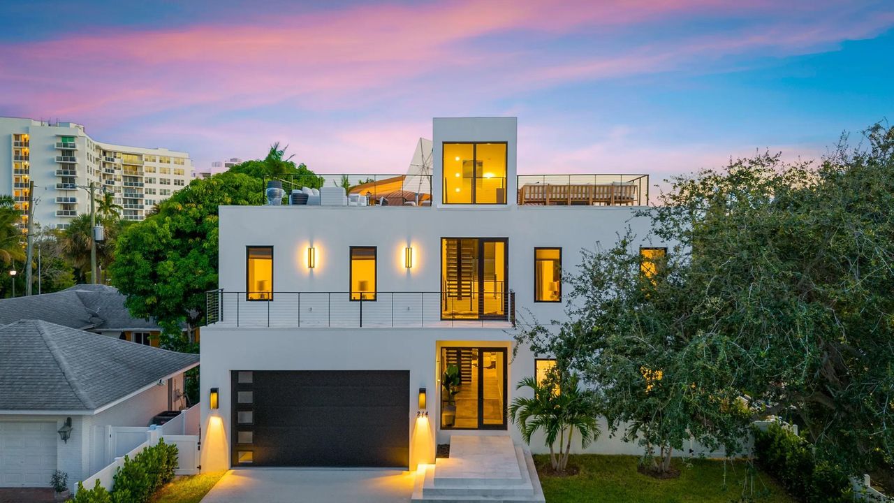 出租: $25,000 (4 贝兹, 5 浴室, 4617 平方英尺)