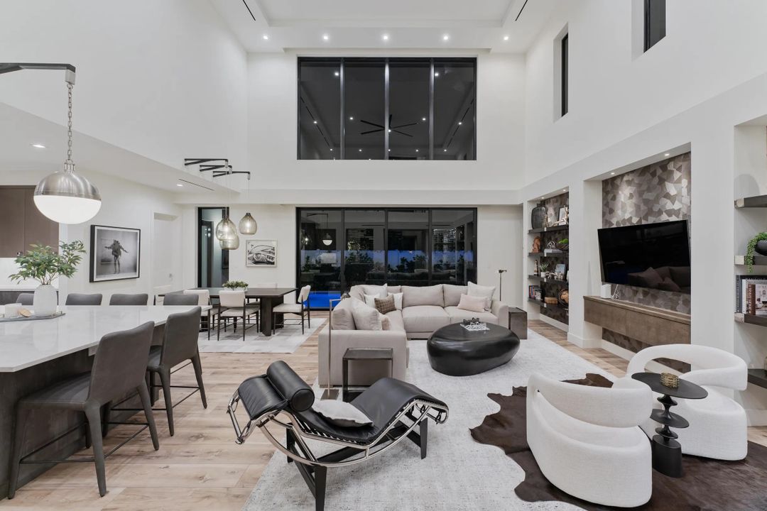 出租: $25,000 (4 贝兹, 5 浴室, 4617 平方英尺)