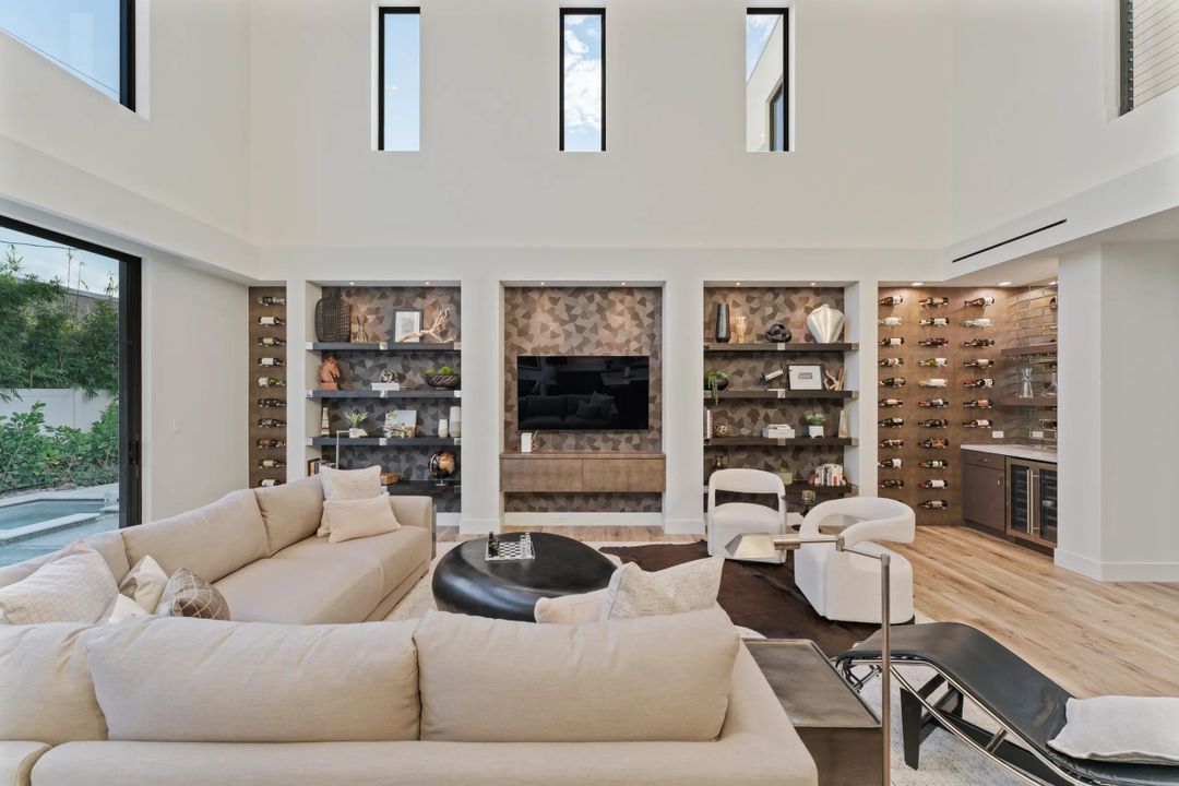 出租: $25,000 (4 贝兹, 5 浴室, 4617 平方英尺)