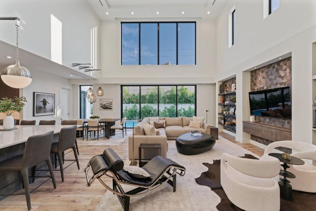 出租: $25,000 (4 贝兹, 5 浴室, 4617 平方英尺)