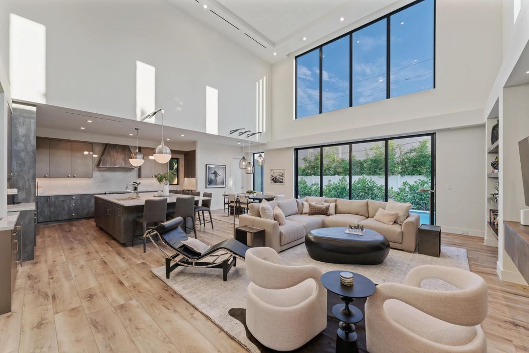 出租: $25,000 (4 贝兹, 5 浴室, 4617 平方英尺)