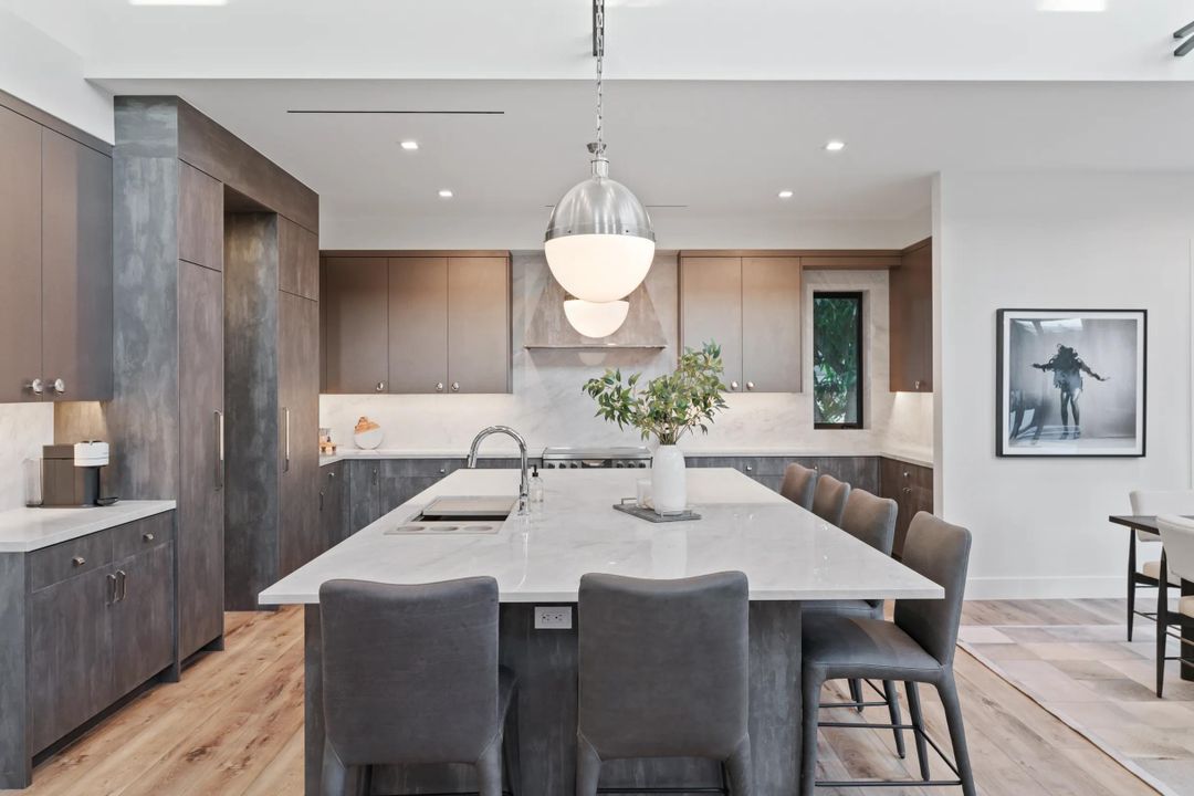 出租: $25,000 (4 贝兹, 5 浴室, 4617 平方英尺)