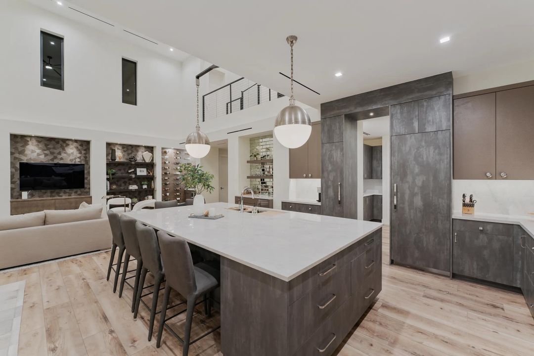 出租: $25,000 (4 贝兹, 5 浴室, 4617 平方英尺)