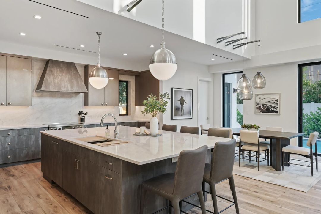 出租: $25,000 (4 贝兹, 5 浴室, 4617 平方英尺)