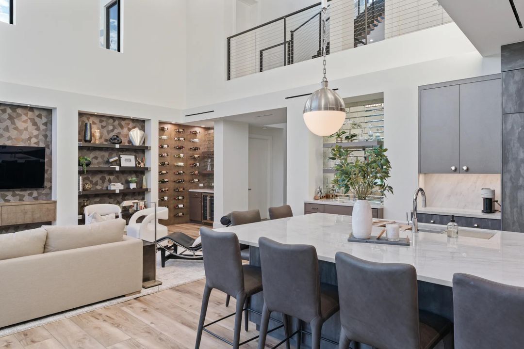 出租: $25,000 (4 贝兹, 5 浴室, 4617 平方英尺)