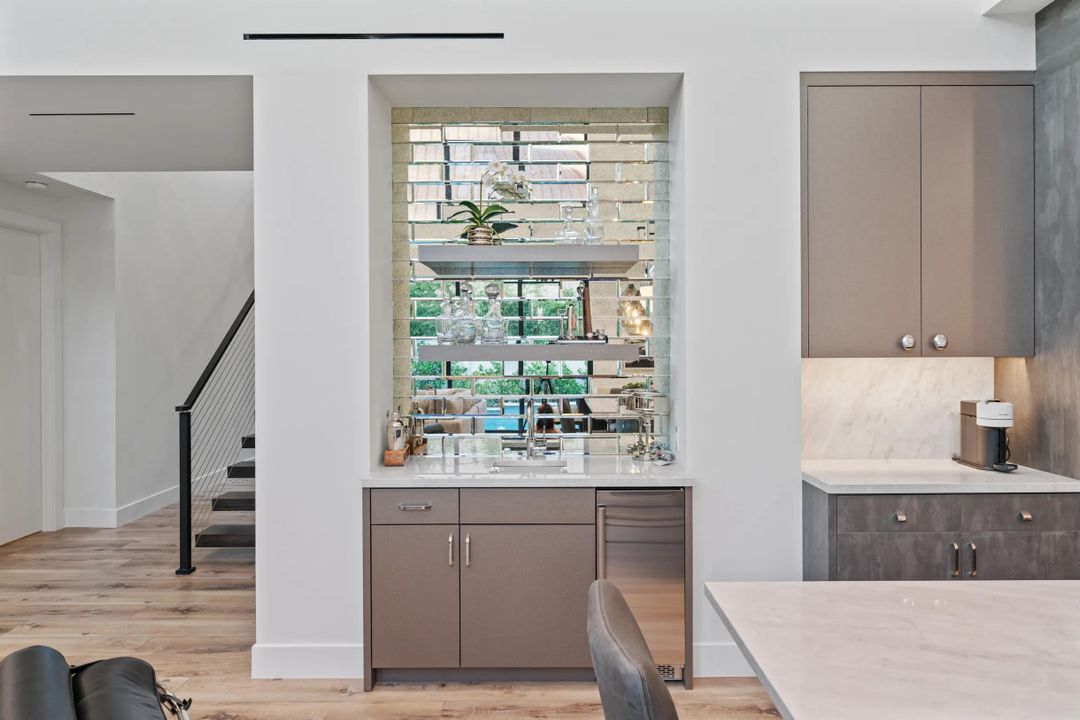 出租: $25,000 (4 贝兹, 5 浴室, 4617 平方英尺)