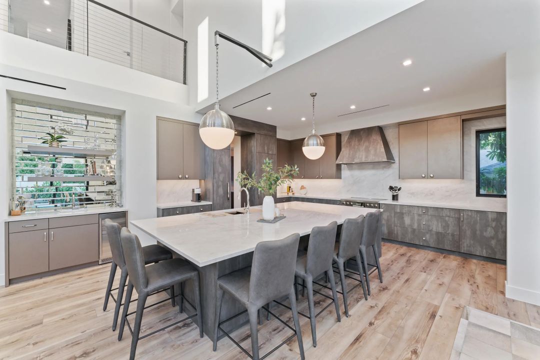 出租: $25,000 (4 贝兹, 5 浴室, 4617 平方英尺)