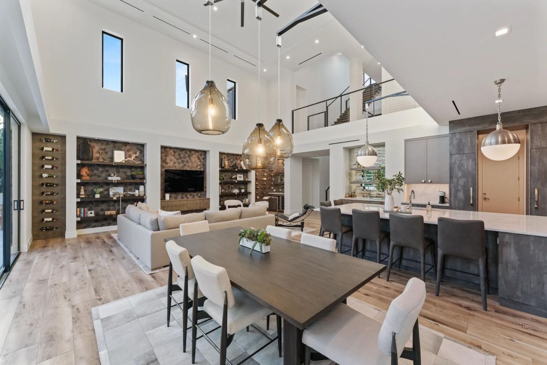 出租: $25,000 (4 贝兹, 5 浴室, 4617 平方英尺)