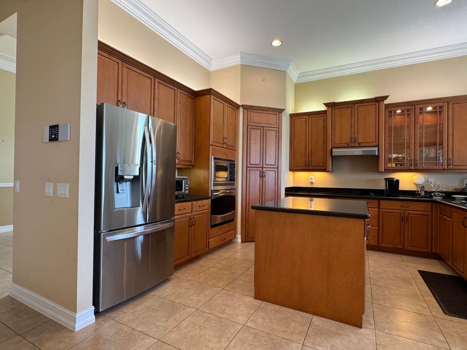 Activo con contrato: $799,000 (4 camas, 2 baños, 2678 Pies cuadrados)