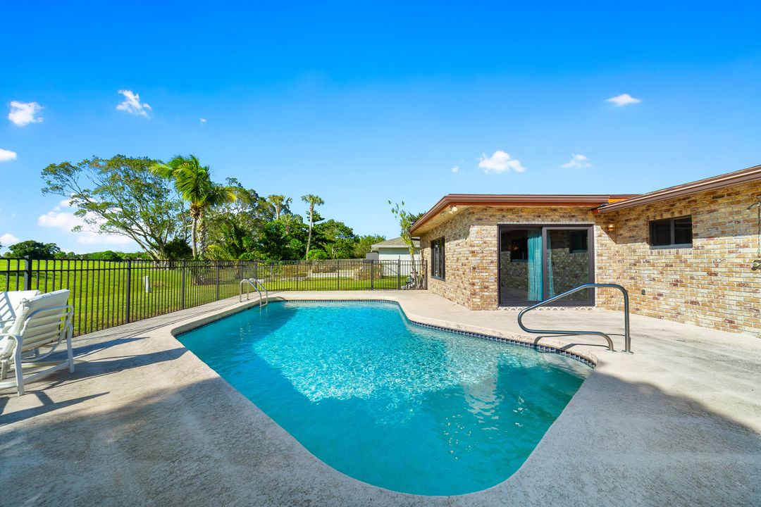 合同活跃: $530,000 (4 贝兹, 2 浴室, 1785 平方英尺)